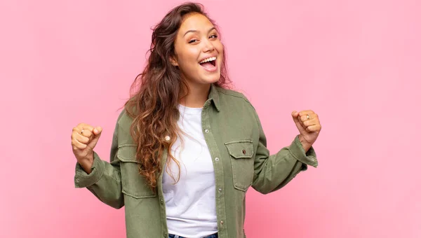 Kvinnan Känner Sig Lycklig Positiv Och Framgångsrik Firar Seger Prestationer — Stockfoto