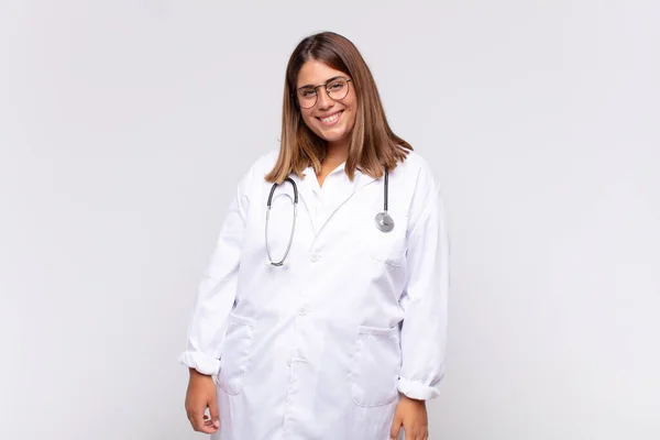 Jovem Médico Olhando Feliz Agradavelmente Surpreso Animado Com Uma Expressão — Fotografia de Stock