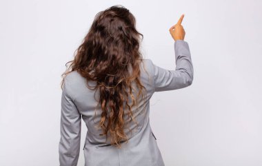 Kadın dikey görünüm ve kopya alanı üzerinde duran ve nesneyi işaret eden