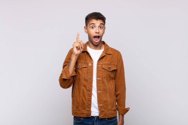  Bir fikri fark ettikten sonra mutlu ve heyecanlı bir dahi gibi hissetmek, neşeli bir şekilde parmak kaldırmak, eureka!