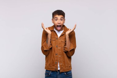  Şaşırdım ve heyecanlandım, güldüm, şaşırdım ve mutlu oldum çünkü beklenmedik bir sürprizim vardı.