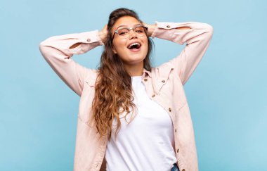 Mutlu, kaygısız, arkadaş canlısı ve rahat görünen bir kadın. Hayattan ve başarıdan keyif alıyor, olumlu bir tavırla.