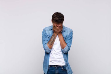  Üzgün, hayal kırıklığına uğramış, gergin ve depresif, iki eliyle yüzünü kaplayan, ağlayan