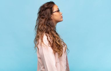 Profil görünümlü bir kadın uzayı kopyalamaya çalışıyor, düşünüyor, hayal ediyor ya da hayal kuruyor.