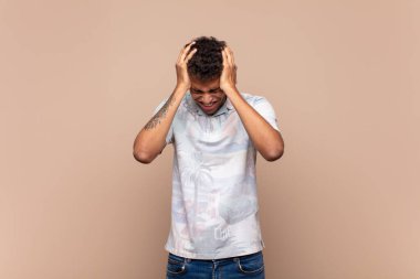  Stresli ve hayal kırıklığına uğramış hissediyorum, ellerimi havaya kaldırıyorum, yorgun, mutsuz ve migrenli hissediyorum.