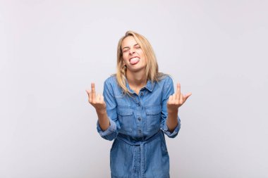 Kadın kışkırtıcı, agresif ve müstehcen hissediyor. İsyankar bir tavırla orta parmağını hareket ettiriyor.