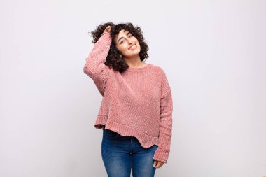 Neşeli ve tesadüfen gülümseyen bir kadın, olumlu, mutlu ve kendinden emin bir bakışla göğüs göğüse tutuşuyor.