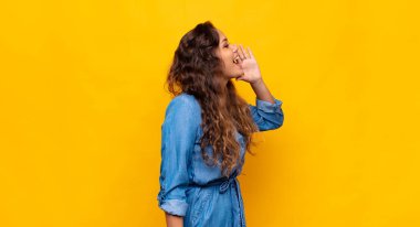 Kadın profil görüntüsü, mutlu ve heyecanlı görünüyor, bağırıyor ve kenarda yer kopyalamak için arıyor