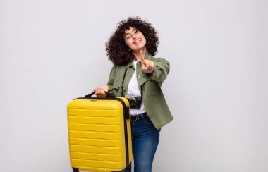 Genç Arap kadın gururla gülümsüyor ve gururla bir numaralı pozu veriyor. Lider seyahat konsepti gibi hissediyor.