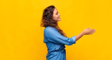 Kadın gülümsüyor, seni selamlıyor ve başarılı bir anlaşma için el sıkışmayı teklif ediyor, işbirliği konsepti.