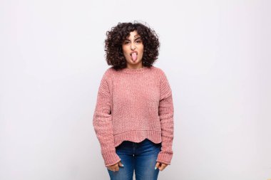 Kadın kendini iğrenç ve rahatsız hissediyor, dilini dışarı çıkarıyor, iğrenç ve iğrenç bir şeyden hoşlanmıyor.