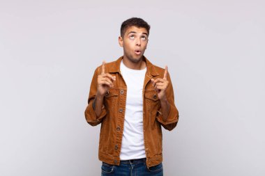  Şaşırmış ve şaşırmış bir bakışla yukarıyı gösteren açık ağızlı bir duygu.