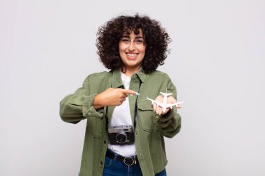 Uçak modeli olan Arap güzel bir kadın. Traver konsepti