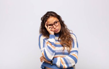 Sıkılmış, hayal kırıklığına uğramış ve uykulu hisseden bir kadın yorucu, sıkıcı ve can sıkıcı bir görevden sonra, el ele tutuşarak