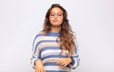 Gülünç ve komik görünen bir kadın. Şaşı bakışlı, şakacı ve şakacı.