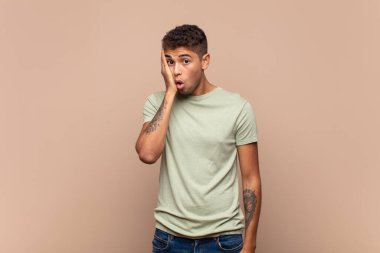  Şok oldum ve ağzım açık inanmamak için yüz yüze sarıldım.