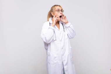 Genç kadın doktor mutlu, heyecanlı ve şaşırmış hissediyordu. İki eli de havada bir tarafa bakıyordu.