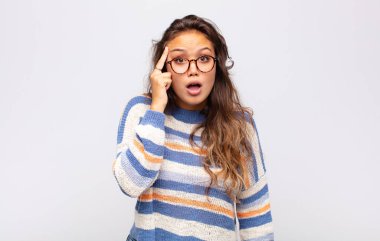 Şaşırmış, ağzı açık, şok olmuş, yeni bir düşünce, fikir ya da konsept keşfeden bir kadın.