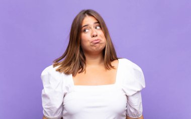 Genç sarışın kadın merak ediyor, mutlu düşünceler ve fikirler düşünüyor, hayal kuruyor, kenarda yer arıyor.