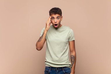  Şaşırmış, ağzı açık, şok olmuş, yeni bir düşünce, fikir ya da konsept keşfediyor.