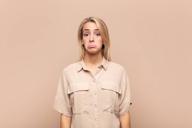 Kadın üzgün ve stresli, kötü bir sürpriz yüzünden üzgün, olumsuz, endişeli bir bakışla