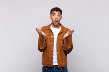  Çaresiz ve hayal kırıklığına uğramış görünüyor, stresli, mutsuz ve sinirli, bağırıyor ve çığlık atıyor