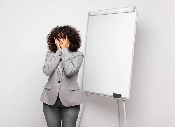 Frau Die Angst Oder Verlegenheit Empfindet Mit Halb Mit Händen — Stockfoto