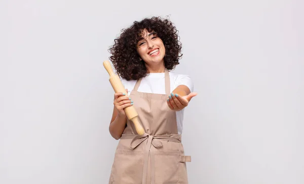 Jovem Mulher Bonita Chef Sorrindo Feliz Com Amigável Confiante Olhar — Fotografia de Stock