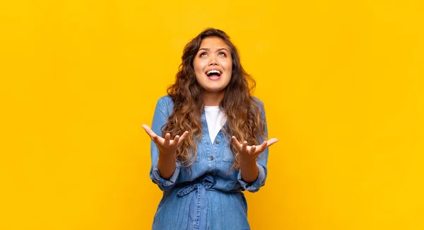 Mulher Olhando Desesperado Frustrado Estressado Infeliz Irritado Gritando Gritando — Fotografia de Stock