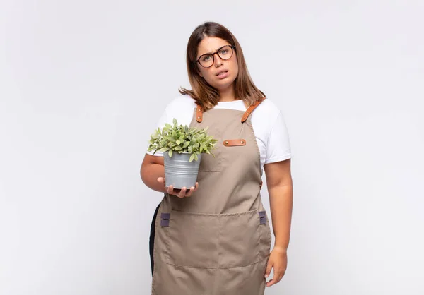 Young Woman Gardener Feeling Puzzled Confused Dumb Stunned Expression Looking — Stock Photo, Image