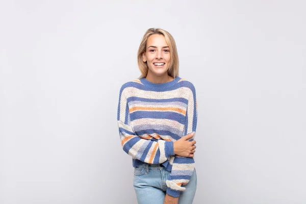 Vrouw Die Verlegen Vrolijk Lacht Met Een Vriendelijke Positieve Maar — Stockfoto