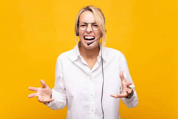 Jonge Vrouw Telemarketer Kijken Boos Geïrriteerd Gefrustreerd Schreeuwen Wtf Wat — Stockfoto