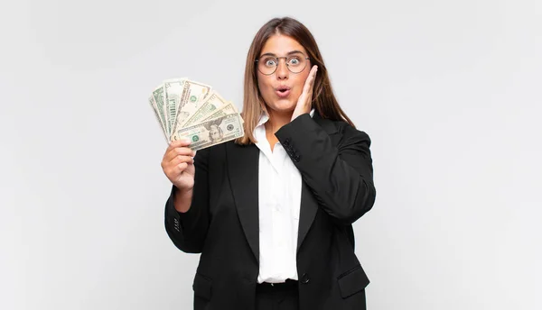 Jonge Vrouw Met Bankbiljetten Die Zich Gelukkig Opgewonden Verrast Voelen — Stockfoto
