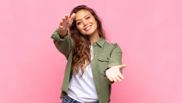 Frau Lächelt Fröhlich Und Gibt Eine Warme Freundliche Liebevolle Umarmung — Stockfoto