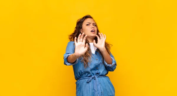 Mujer Sintiéndose Estupefacta Asustada Temiendo Algo Aterrador Con Las Manos — Foto de Stock