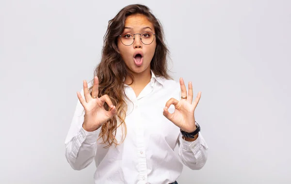 Frau Ist Schockiert Erstaunt Und Überrascht Zeigt Zustimmung Und Gibt — Stockfoto