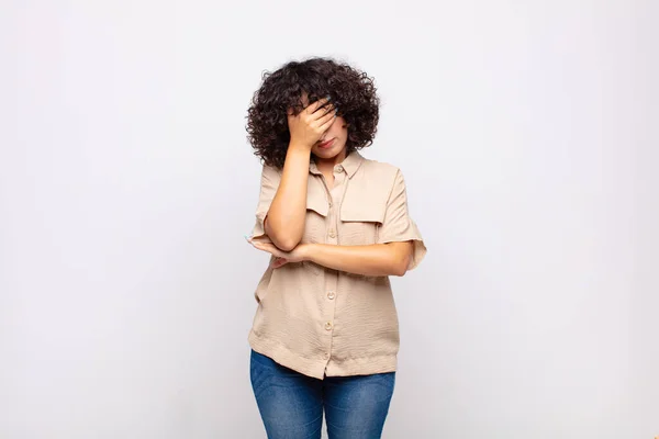 Femme Stressée Honteuse Bouleversée Avec Mal Tête Couvrant Visage Avec — Photo