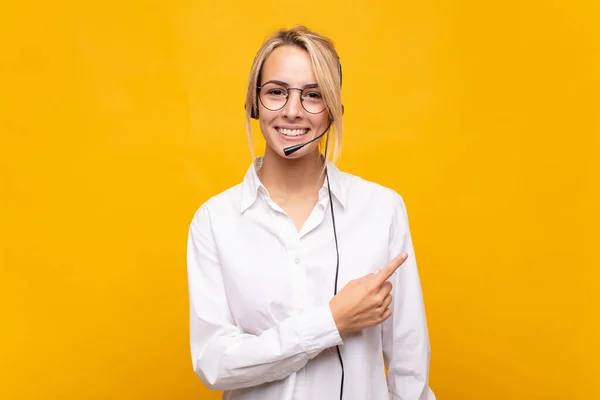 Ung Kvinna Telemarketer Ler Glatt Känner Sig Lycklig Och Pekar — Stockfoto