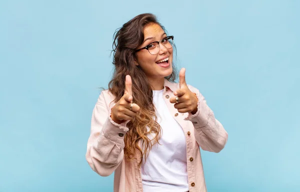 Mulher Sorrindo Com Uma Atitude Positiva Bem Sucedida Feliz Apontando — Fotografia de Stock