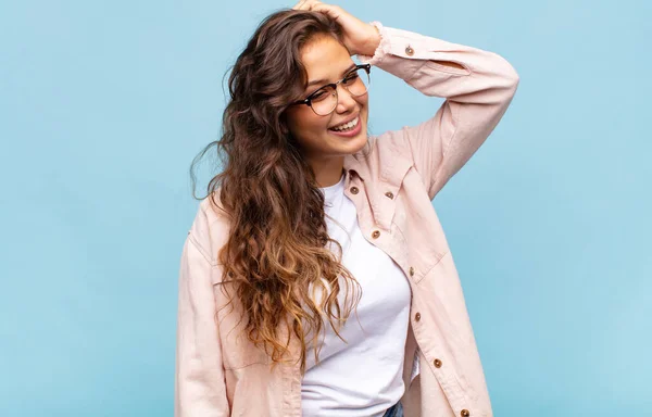 Vrouw Glimlachend Vrolijk Terloops Hand Hand Met Een Positieve Gelukkige — Stockfoto