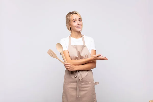 Joven Chef Sonriendo Alegremente Sintiéndose Feliz Mostrando Concepto Espacio Copia —  Fotos de Stock