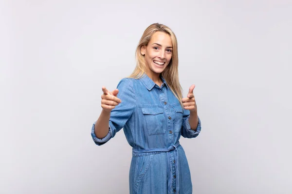 Vrouw Glimlachend Met Een Positieve Succesvolle Gelukkige Houding Wijzend Naar — Stockfoto