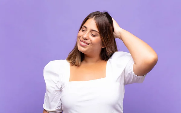 Jonge Blonde Vrouw Glimlachen Vrolijk Casual Hand Hand Met Een — Stockfoto