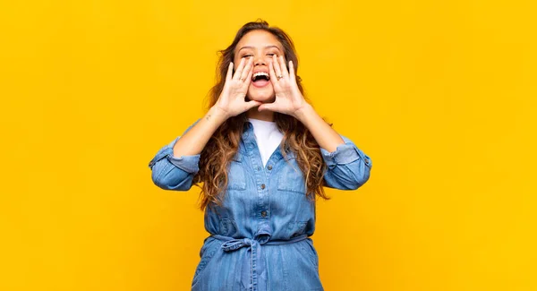 Mujer Sintiéndose Feliz Emocionada Positiva Dando Gran Grito Con Las — Foto de Stock