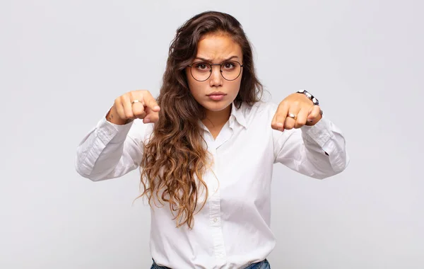 Femme Pointant Vers Avant Caméra Avec Les Deux Doigts Expression — Photo