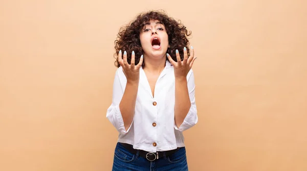 Kobieta Patrząc Zdesperowany Sfrustrowany Zestresowany Nieszczęśliwy Zdenerwowany Krzyki Krzyki — Zdjęcie stockowe