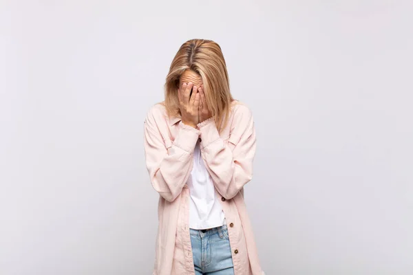 Mulher Sentindo Triste Frustrada Nervosa Deprimida Cobrindo Rosto Com Duas — Fotografia de Stock