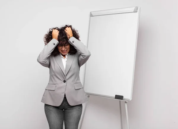 Kvinnan Känner Sig Stressad Och Ängslig Deprimerad Och Frustrerad Huvudvärk — Stockfoto