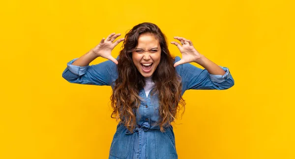 Vrouw Schreeuwend Paniek Woede Geschokt Doodsbang Woedend Met Handen Naast — Stockfoto