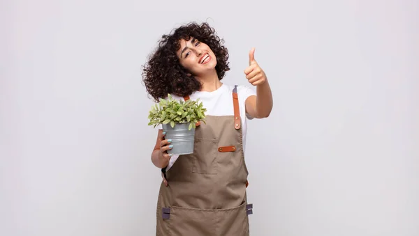 Νεαρή Κηπουρός Γυναίκα Αισθάνεται Υπερήφανος Ανέμελος Αυτοπεποίθηση Και Χαρούμενος Χαμογελώντας — Φωτογραφία Αρχείου
